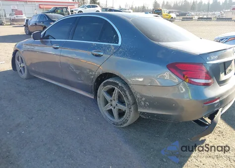 2017 Mercedes-Benz E 300 4Matic z USA, uszkodzony, nr VIN WDDZF4KB1HA049554